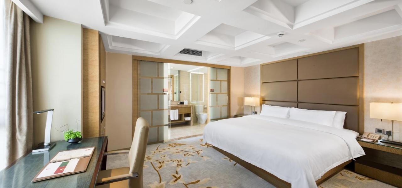 The La Hotel 新世界伟瑞酒店 شينزين المظهر الخارجي الصورة