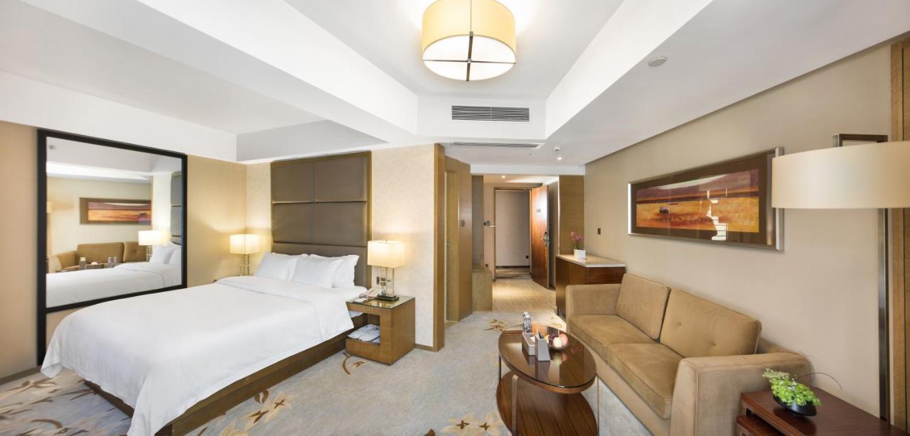 The La Hotel 新世界伟瑞酒店 شينزين المظهر الخارجي الصورة